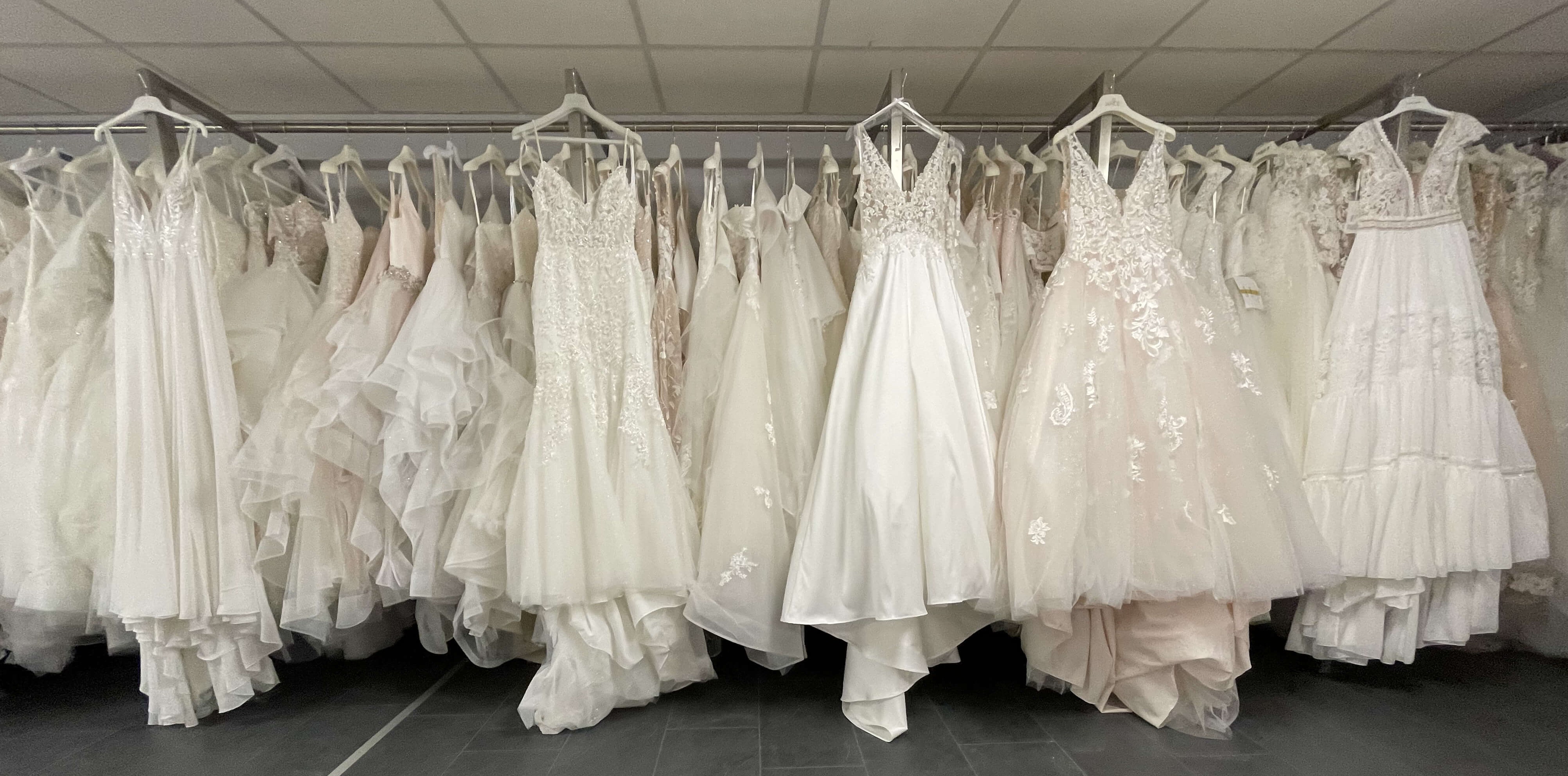 Verschiedene Brautkleider aus dem Sortiment von Braut- und Festmode Lauretta Schmitz aus Roetgen in der Nähe von Aachen